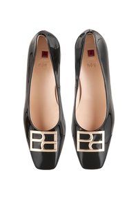 Ballerines en cuir verni noir avec bouts carrés, détail logo en métal doré à l'avant et une doublure intérieure lisse.