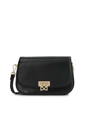 Geantă crossbody din piele neagră cu cataramă aurie și curea reglabilă, finisaj neted, formă dreptunghiulară cu margini rotunjite.