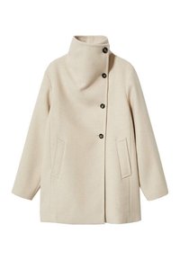 Cappotto di lana beige con colletto alto, chiusura a bottoni visibile sul davanti e due tasche laterali. Design semplice e strutturato con maniche dritte.