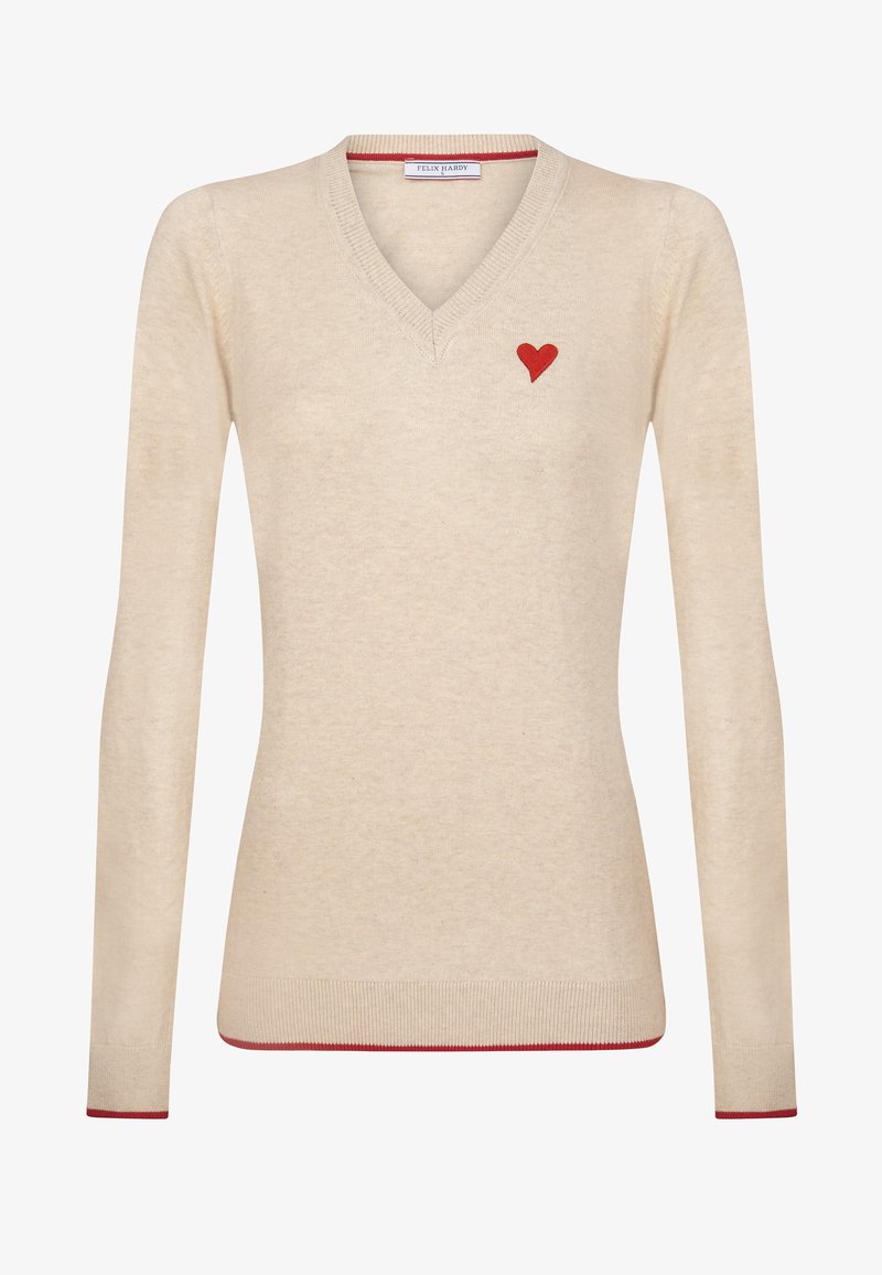 Beiger V-Ausschnitt-Pullover aus weichem Material, mit einer kleinen roten Herzstickerei auf der Brust und roten Akzenten am Saum und an den Manschetten.