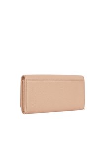 Beige leren portemonnee met een gestructureerde afwerking, rechthoekige vorm en een ritssluiting aan één zijde. Minimalistisch ontwerp zonder extra accenten.