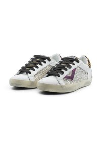 Sneakers bianchi in pelle con lacci neri, caratterizzati da dettagli in glitter argento e un particolare viola. Stampa leopardata sulla linguetta. Suole leggermente graffiate.