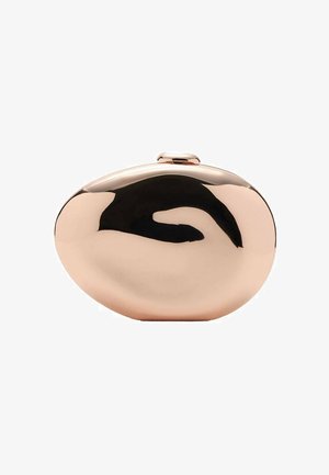 Metaliczna torebka w kolorze różowego złota o gładkim, zaokrąglonym kształcie i bezpiecznym zapięciu na górze. Charakteryzuje się lustrzaną powierzchnią i bezszwowym wzornictwem.
