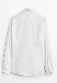 Witte lange mouw shirt met knoopmanchetten, van achteren weergegeven tegen een witte achtergrond.