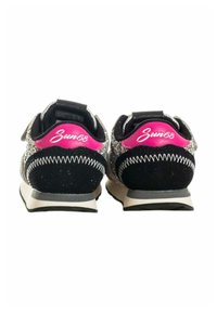 Sneaker neri con dettagli rosa e glitterati, dotati di collare imbottito, cuciture a vista e suola bianca spessa.