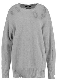 Pull en maille grise avec détails usés et ourlet côtelé. Coupe ample avec encolure large, mettant en valeur une finition texturée et des accents effilochés.