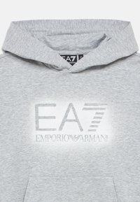 Grå bomulls-hoodie med en stor reflekterande EA7 Emporio Armani-logotyp över bröstet och en framficka, samt huva med dragsko.