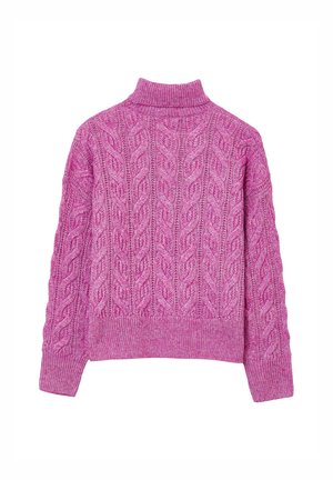 Rosa, kabelgestrickter Rollkragenpullover mit langen Ärmeln sowie gerippten Bündchen und Saum, auf einem weißen Hintergrund präsentiert.