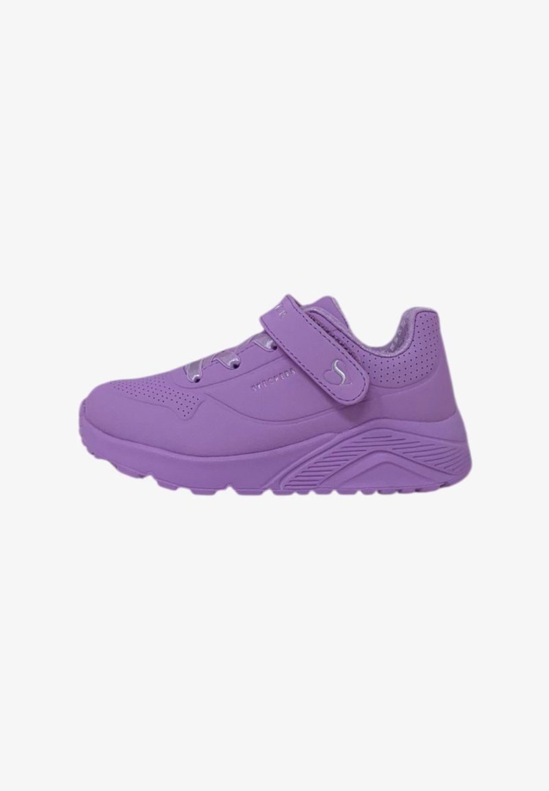 Sneaker sportivo viola con chiusura in velcro, dettagli perforati, suola spessa e logo del marchio sul lato e sulla chiusura.