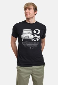 Černé bavlněné tričko s grafikou vintage auta a nápisem "2 CV AUTORIZOVANÝ OPRAVÁŘSKÝ SERVIS" v bílé barvě. Krátké rukávy, design s kulatým výstřihem.