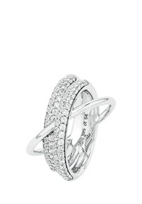 Silvring med ett korsdesign, med flera rader av små klara stenar inlagda i ytan, släta polerade kanter.