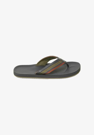 Graue Flip-Flops mit flacher Sohle. Der Stoffriemen hat grüne und orangefarbene horizontale Streifen, einen abgerundeten Zehensteg und eine strukturierte Oberfläche.
