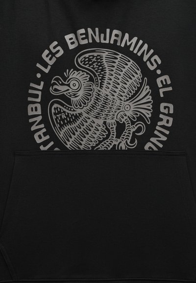 Pasăre stilizată cu modele complexe de pene într-un design circular, înconjurată de cuvintele "Istanbul Les Benjamins El Gran".