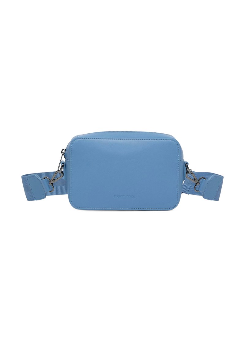 Niebieska syntetyczna torba na ramię o prostokątnym kształcie, gładkiej fakturze, zamknięciu na zamek błyskawiczny i regulowanym pasku z metalowymi akcentami.