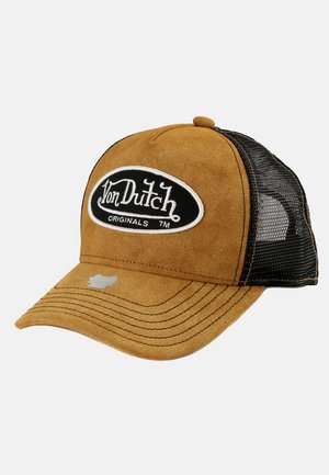 Brun ruskind frontkasket med sort mesh bagpå og sort-hvidt "Von Dutch Originals" logo foran.