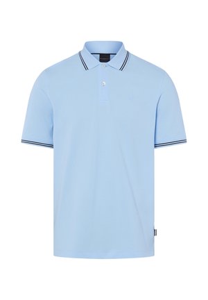 Hellblaues Kurzarm-Poloshirt mit Kragen und schwarzen Doppelstreifen am Kragen und an den Ärmelenden, zwei weiße Knöpfe unter dem Kragen.