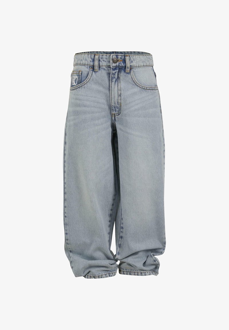 Vaaleansiniset farkut, joissa on leveä lahje, napilla ja vetoketjulla suljettava malli, etutaskut ja haalistunut pinta.