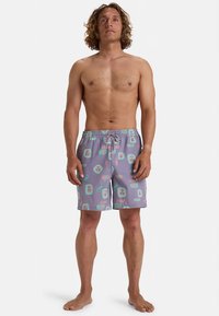 Pánske plavkové šortky fialovej látky so vzorom farebných tropických motívov. Majú elastický pás s nastaviteľnou šnúrkou pre pohodlné prispôsobenie.