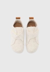 Ljust grå filtsandaler med crossover-design, brun läderdragflik och texturerad innersula. Mjuk och sömlös form.