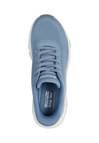 Zapatilla deportiva azul sin cordones con parte superior de malla transpirable, cordones, plantilla acolchada y suela de goma blanca con un acento marrón.