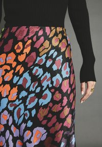 Next REGULAR FIT - PRINTED MIDI - A-Linien-Rock - bright animal