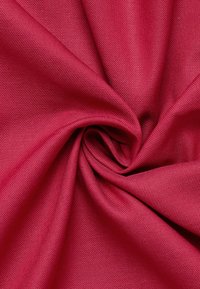 Roter gewebter Stoff mit einer strukturierten Oberfläche, die ein einheitliches Muster zeigt und einen weichen Fall hat, geeignet für verschiedene Textilanwendungen.