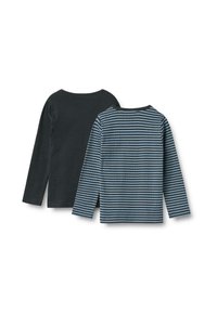 Zwei Langarmshirts: eines in einem einfarbigen, dunklen Grauton mit Rippenstruktur, das andere blau gestreift mit variierenden Breiten. Beide haben runde Ausschnitte und strukturierte Stoffe.