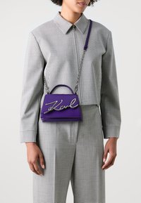 KARL LAGERFELD SIGNATURE - Ručna torba - deep purple