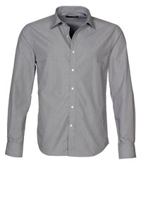 Camicia a righe navy e bianca, maniche lunghe, con bottone frontale, colletto a punta, realizzata in tessuto leggero con una texture liscia.