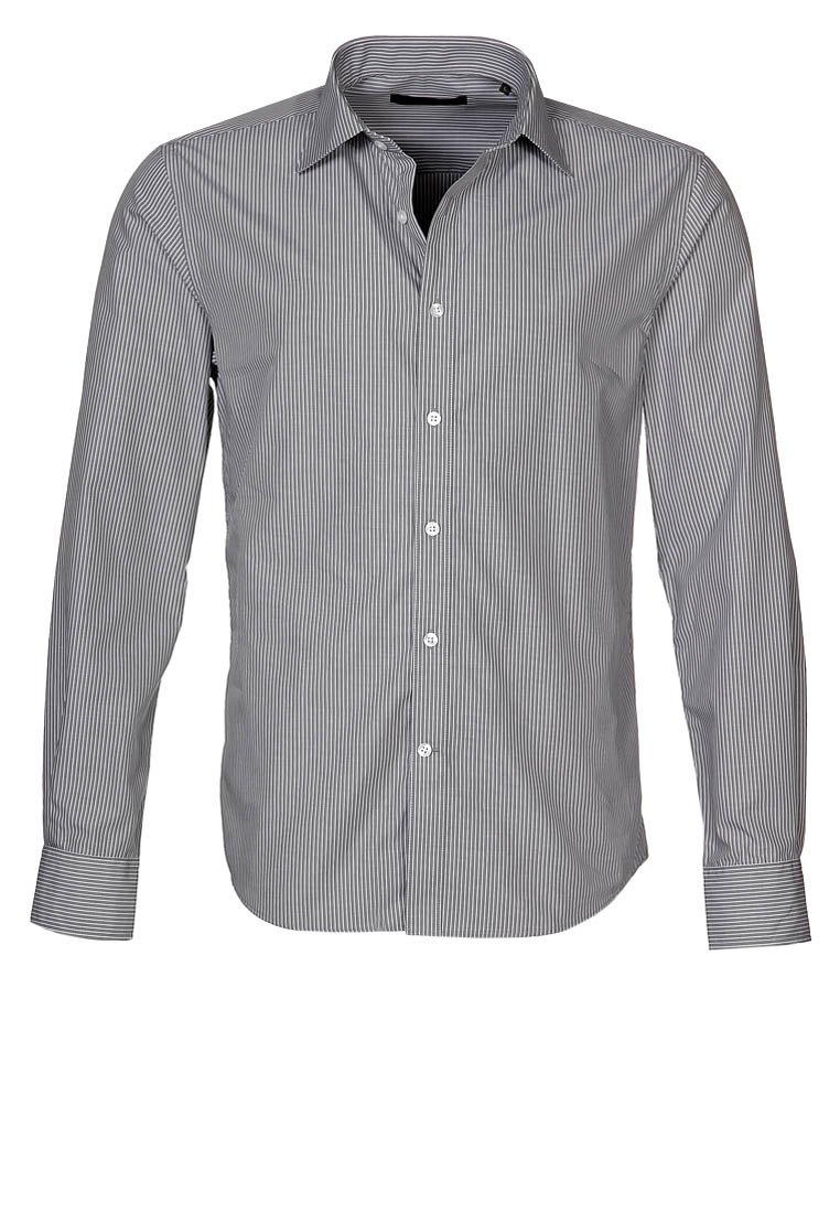 Camicia a righe navy e bianca, maniche lunghe, con bottone frontale, colletto a punta, realizzata in tessuto leggero con una texture liscia.