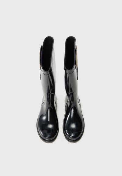 Bottes de pluie en caoutchouc noir avec une finition brillante, à bout arrondi et léger talon ; doublure en tissu texturé et une boucle d'accent sur le côté.