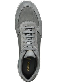 Szary but sportowy z siateczkowego i zamszowego materiału, zaokrąglonym noskiem, szarymi sznurowadłami i subtelnym złotym logo wewnątrz. Gładka gumowa podeszwa.