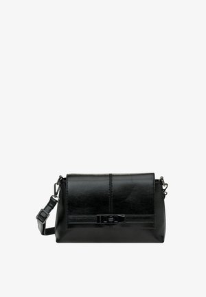 Schwarze Leder-Crossbody-Tasche mit Klappenverschluss, rechteckiger Form, sichtbarer Naht und silberfarbener Hardware-Akzent.