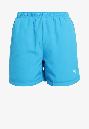 Jasnoniebieskie męskie spodenki kąpielowe z elastycznym pasem i małym białym logo Puma na dolnej lewej nogawce.