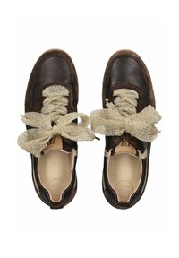 Brązowe zamszowe i skórzane sneakersy z metalicznymi złotymi sznurówkami, okrągłym noskiem, wyściełanym kołnierzem oraz beżowym wnętrzem z perforowaną wkładką dla komfortu.