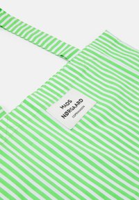Mads Nørgaard SACKY ATOMA - Saco de mão - classic green/white