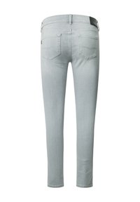 Světle modré skinny džíny s zadními kapsami, poutek na opasek a černou značkovou etiketou na pase.