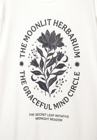 Sort botanisk illustration af en blomst med blade, halvmåneder og stjerner, omgivet af tekst på en hvid baggrund.