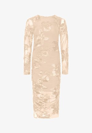 Dlhé béžové šaty s kvetinovou výšivkou, nariasenou textúrou a priliehavým strihom, vyrobené z mäkkej, priesvitnej látky.