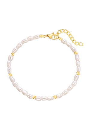 Perlenarmband mit unregelmäßig geformten weißen Perlen, die mit kleinen Goldperlen abwechseln, gesichert mit einem goldenen Karabinerhaken und einer Verlängerungskette.
