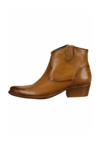 Botas de tobillo de cuero marrón con punta almendrada, detalles de costura en la parte superior y un tacón bajo tipo bloque. Textura suave y un diseño embosado sutil.