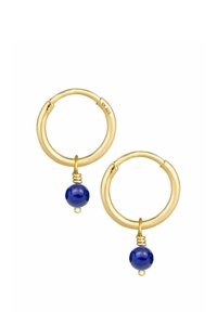 Pendientes de aro dorados con una perla azul suspendida de un acento enrollado. Los aros tienen un diseño liso y circular con un acabado pulido.