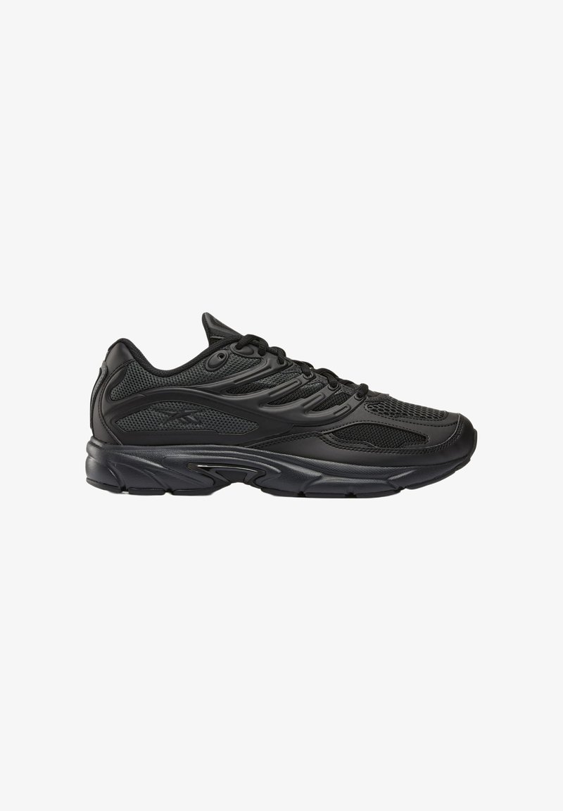 Zwarte atletische sneaker met mesh en synthetische overlays, gevoerde zool en vetersluiting, gezien vanaf de buitenkant.