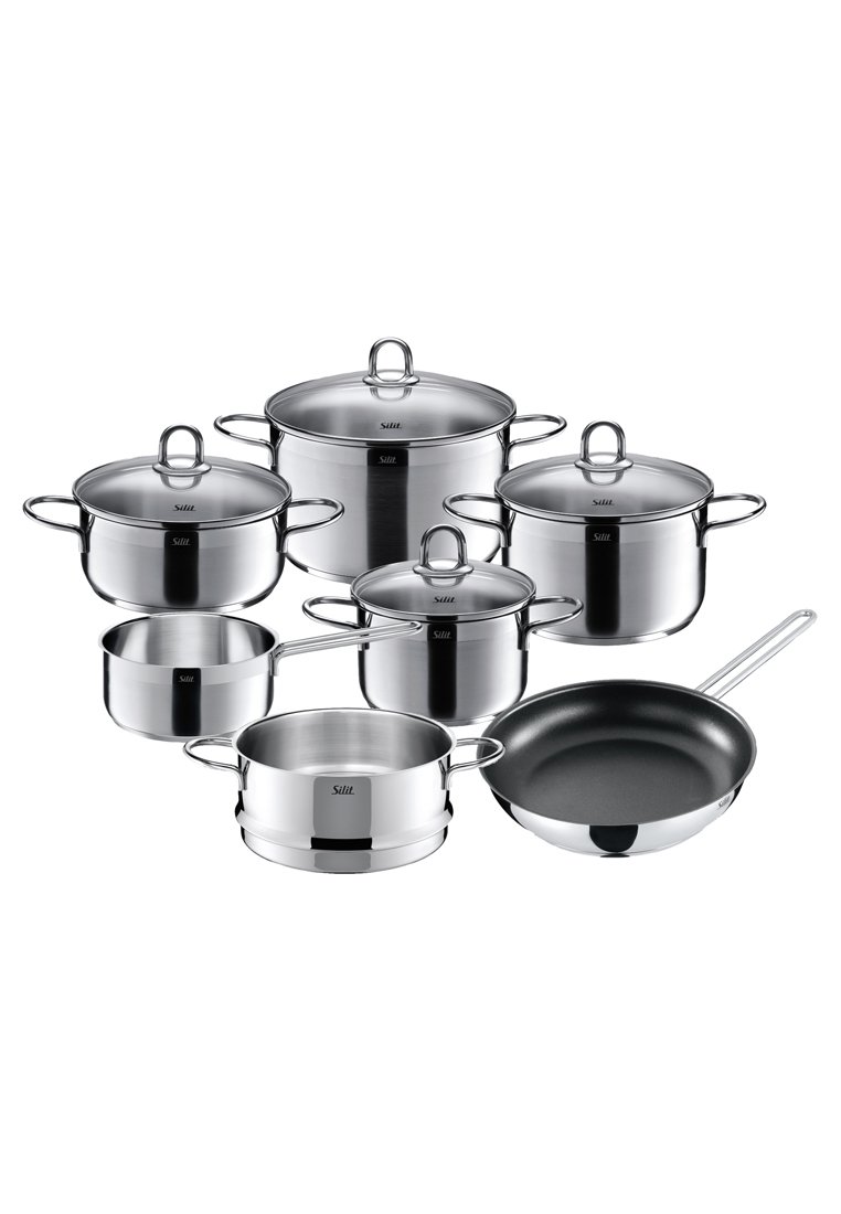 RVS kookset omvat verschillende potten met deksels en een koekenpan; heeft een glanzend oppervlak, gebogen handvatten en een zwarte anti-aanbaklaag.