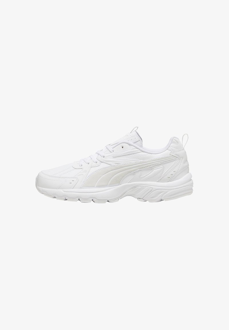Zapatillas deportivas blancas con parte superior de cuero texturizado y malla, puntera redondeada, cierre con cordones y suela de goma blanca acolchada.
