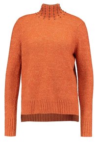 Maglione arancione a maglia con colletto alto, caratterizzato da borchie decorative, polsini e orlo a costine, e un pannello inferiore marrone a contrasto.