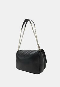 Borsa a spalla in pelle nera con tracolla a catena, forma rettangolare, texture liscia e chiusura a pattina. Presenta dettagli curvi sottili.