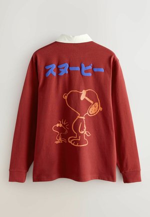 Langärmliges rotes Hemd mit weißem Kragen, das eine orange Umrandung von Snoopy und Woodstock zeigt, sowie blauen japanischen Text darüber auf dem Rücken.