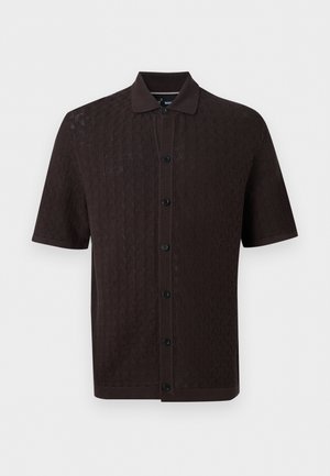 Mørkebrun kortermet poloshirt med knapper, subtilt teksturert geometrisk mønster og strukturert krage på ensfarget bakgrunn.