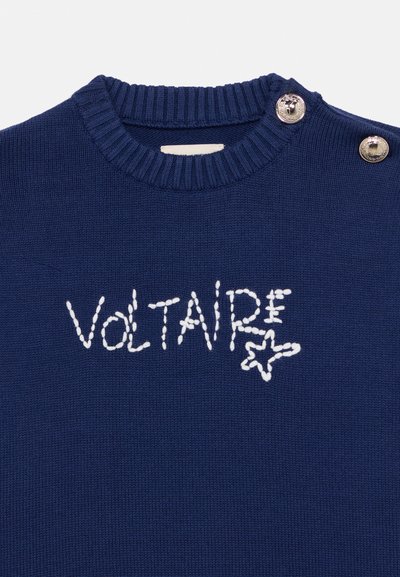 Μπλε θαλάσσης πλεκτό πουλόβερ με ριμπ λαιμόκοψη, διακοσμητικά κουμπιά και λευκό κεντημένο κείμενο "VOLTAIRE" με λεπτομέρεια αστεριού.